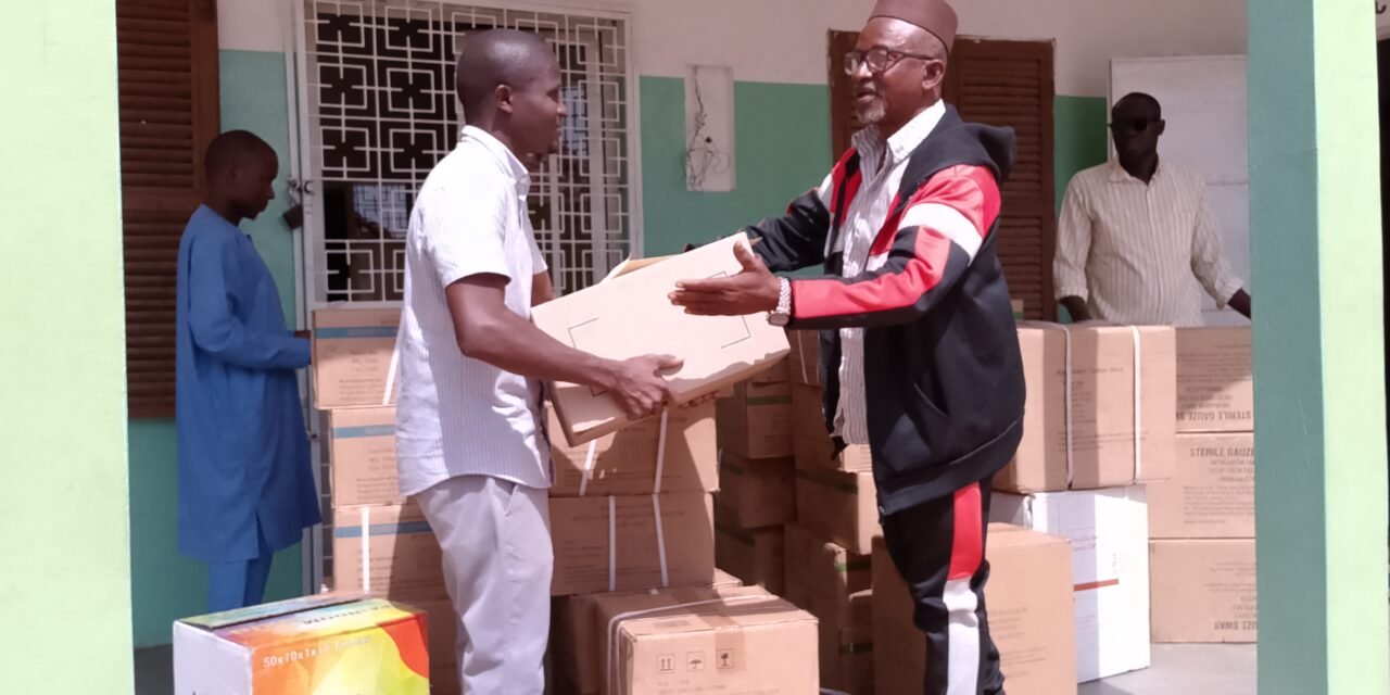 Farmácia Sónia doa 35 caixas de diferentes medicamentos ao Hospital de Bafatá  para tratamento de doentes vitimas de queimaduras