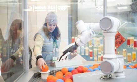 Itália/Tecnologia chinesa dá um toque inovador à troca de pins olímpicos na Vila Olímpica de Milão