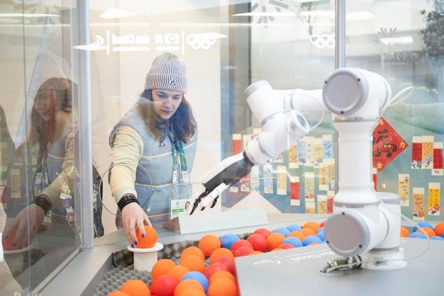 Itália/Tecnologia chinesa dá um toque inovador à troca de pins olímpicos na Vila Olímpica de Milão