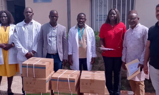 Farmácia Sónia doa lotes de medicamentos para vítimas de incêndio de Bafatá internadas no HNSM
