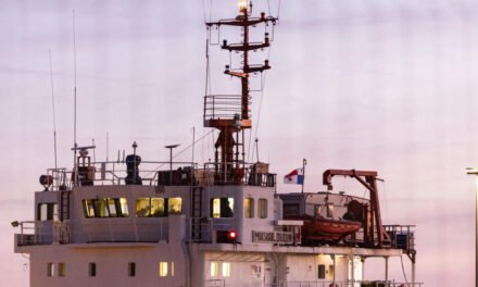 França/Greenpeace bloqueia cargueiro em protesto contra comércio nuclear entre França e Rússia
