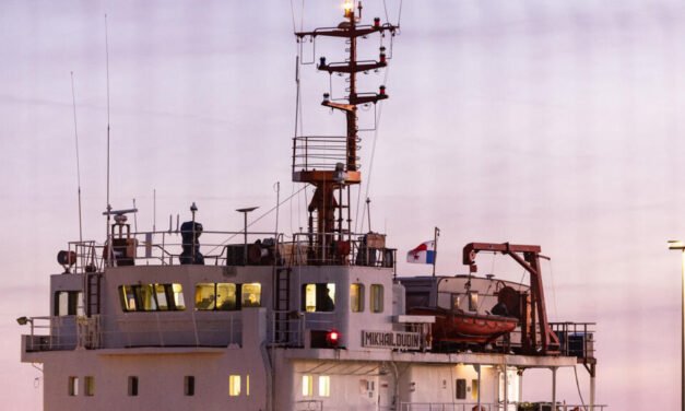 França/Greenpeace bloqueia cargueiro em protesto contra comércio nuclear entre França e Rússia