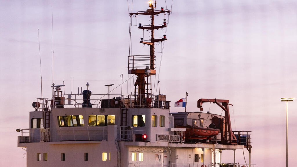 França/Greenpeace bloqueia cargueiro em protesto contra comércio nuclear entre França e Rússia