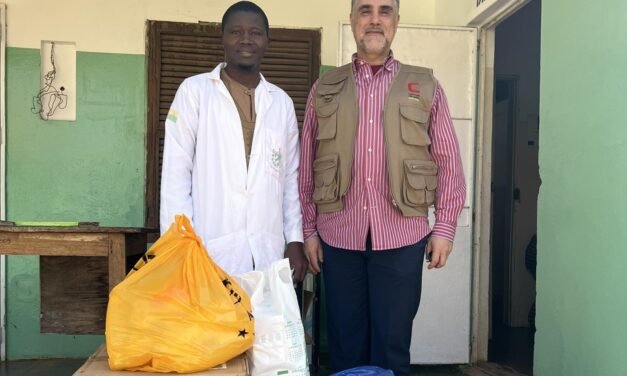 Embaixador de Portugal procede entrega de  material de apoio médico ao Hospital Regional de Bafatá