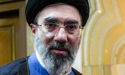 Irão/Mojtaba Khamenei garante que o Estreito de Ormuz vai ficar fechado