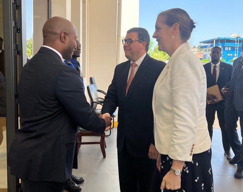 Ministro dos Negócios Estrangeiros manifesta ao  enviado Especial do Presidente dos Estados Unidos de América Chistian Ehrhardt interesse  de fortalecimento de cooperação  bilateral