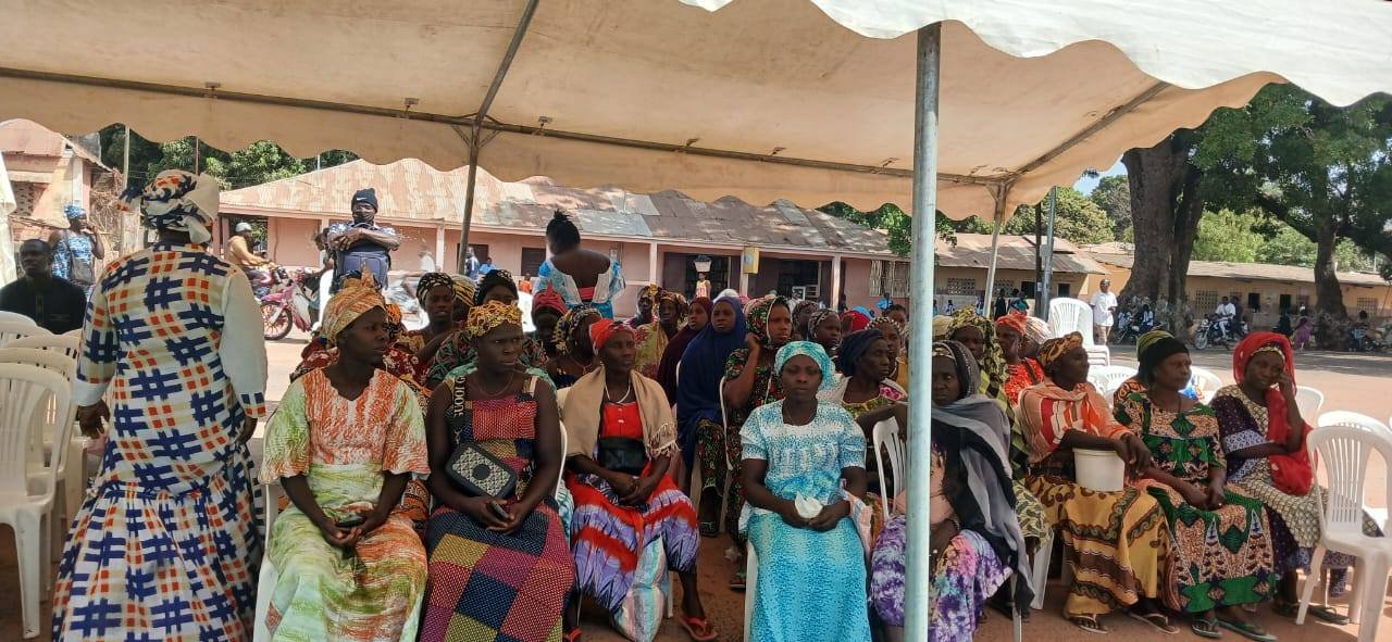 Regiões/Mulheres  comerciantes de zonas fronteiriças recebem Bilhete de Identidade(BI) biométrico da CEDEAO em São Domingos