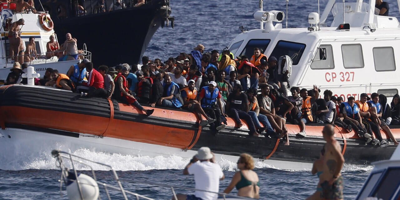 Bruxelas/Parlamento Europeu valida novas regras para deportações e centros de migrantes fora da UE