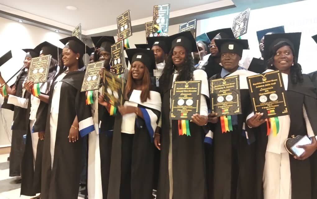 Secretário Executivo do CMICS adverte aos novos jornalistas licenciados  que o futuro do sector está nas suas mãos