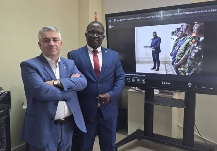 Comunicação Social/Ministro Abduramane Turé de visita  à Portugal à convite da empresa gráfica Copivarela