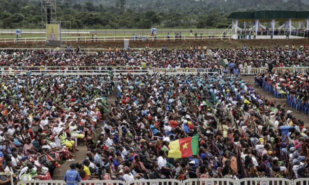 Camarões/Papa Leão XIV pede para multidão ‘não se entregar ao desespero’