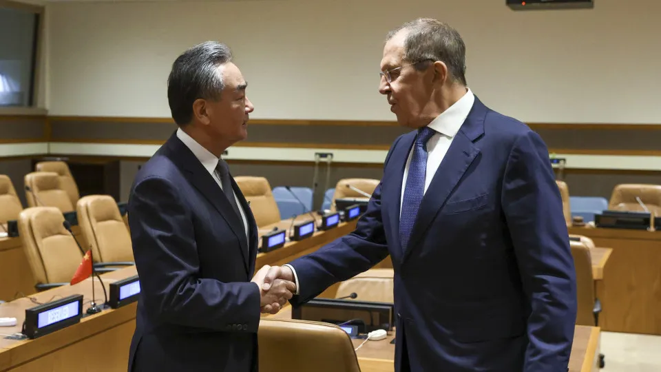 Irão/ Chefes da diplomacia chinesa e russa pedem “cessar-fogo imediato” no Médio Oriente