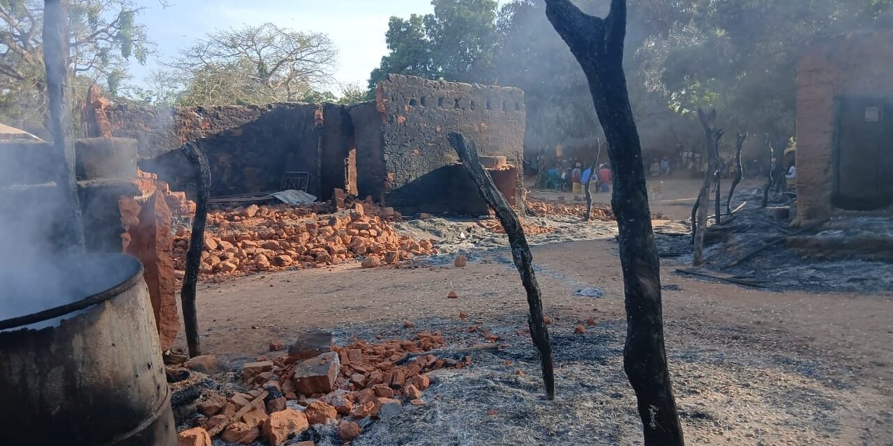 Regiões/ Administradora  de Caravela pede apoios para vítimas de  incêndio que destruiu 23 casas naquela localidade