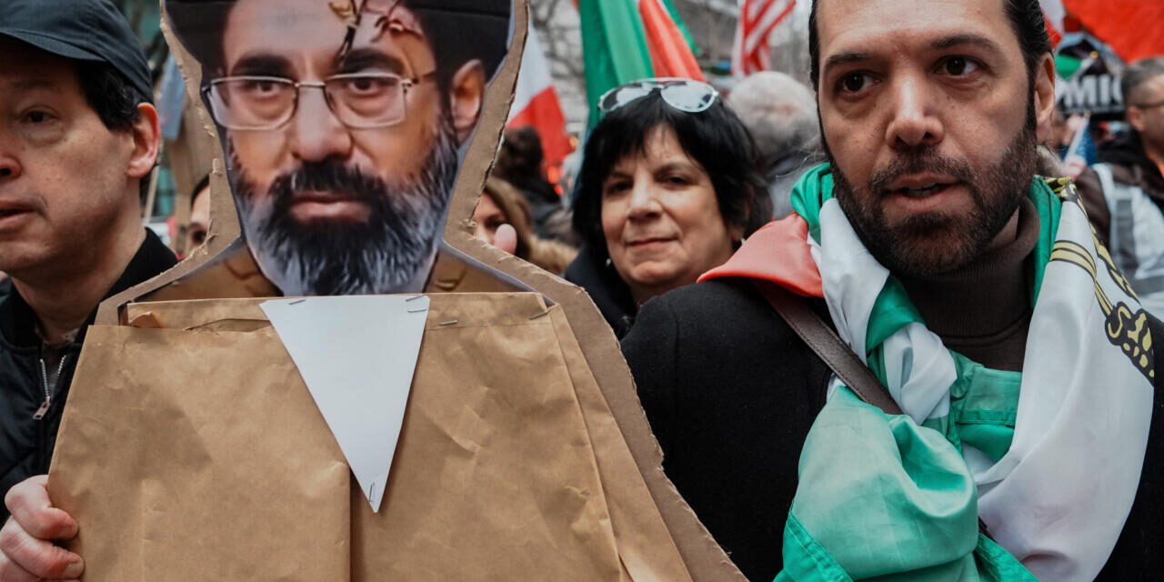 Médio Oriente/Khamenei está ‘lúcido’, com rosto queimado e deve passar por plástica reparadora, diz New York Times