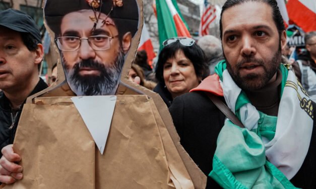 Médio Oriente/Khamenei está ‘lúcido’, com rosto queimado e deve passar por plástica reparadora, diz New York Times