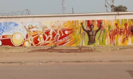 Artistas nacionais e estrangeiros dão com pinturas outro rosto ao  murro do Estádio Lino Correia em Bissau 