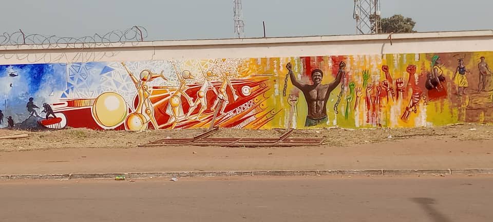 Artistas nacionais e estrangeiros dão com pinturas outro rosto ao  murro do Estádio Lino Correia em Bissau 