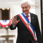 Chile/Kast endurece política migratória e interrompe processo que beneficiaria 182 mil imigrantes no Chile