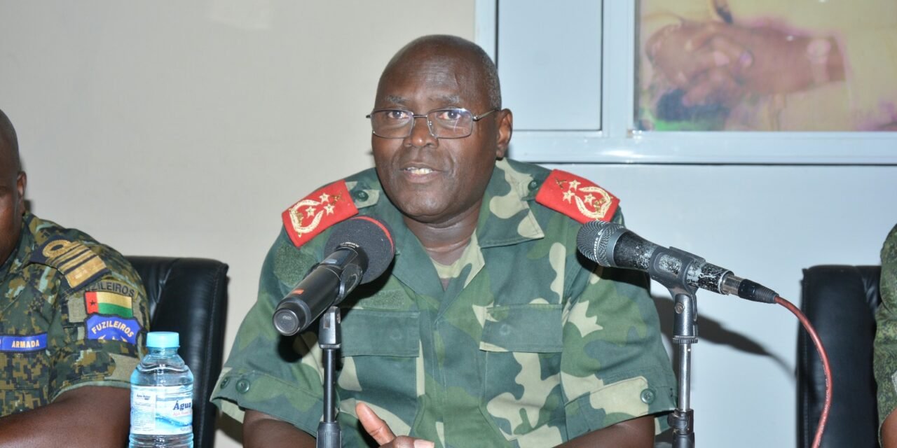 Forças Armadas/ Oficiais Superiores e Subalternos beneficiam de manuais de Educação Cívica, Moral e Patriótica para reforço de competências