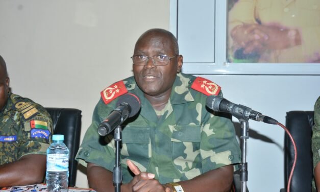 Forças Armadas/ Oficiais Superiores e Subalternos beneficiam de manuais de Educação Cívica, Moral e Patriótica para reforço de competências