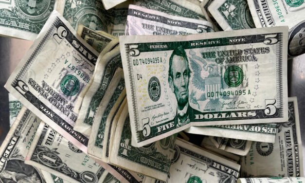 Médio Oriente/Guerra no Irã testa a supremacia do dólar e reconfigura o sistema financeiro internacional