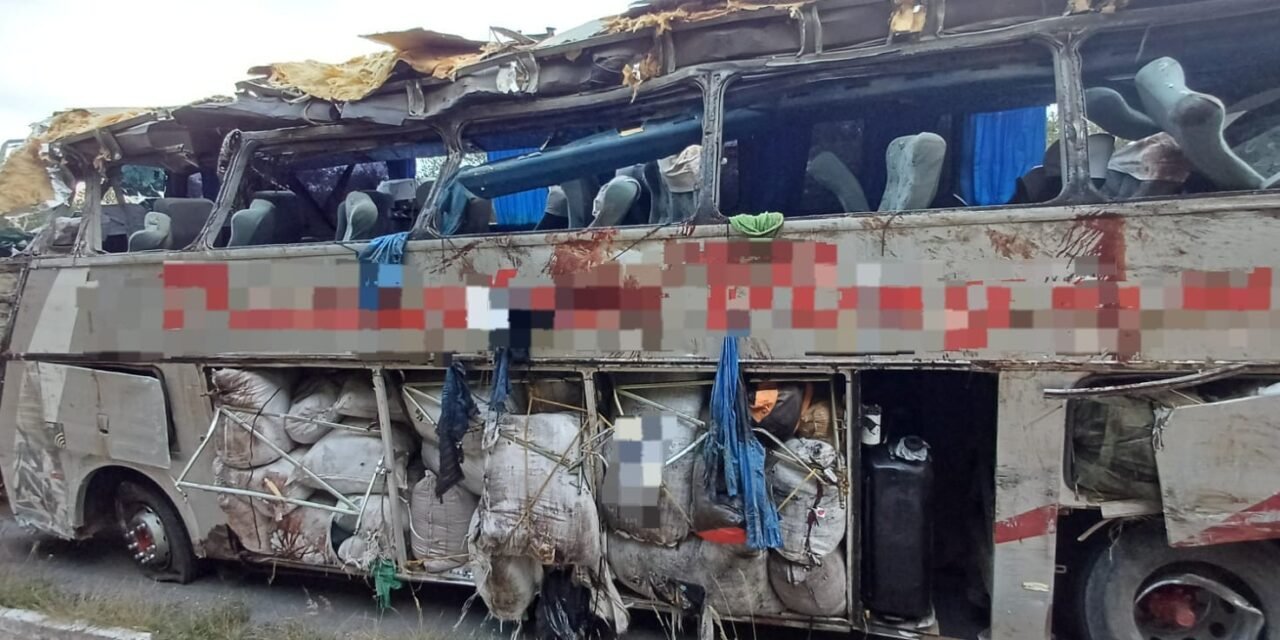 Zimbábue/ Acidente de ónibus deixa pelo menos 17 mortos