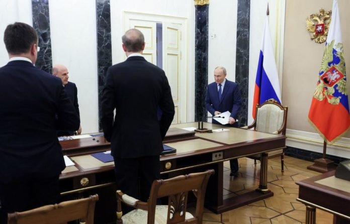 Visita à China/Putin elogia aliança entre Rússia e China antes de chegar a Pequim