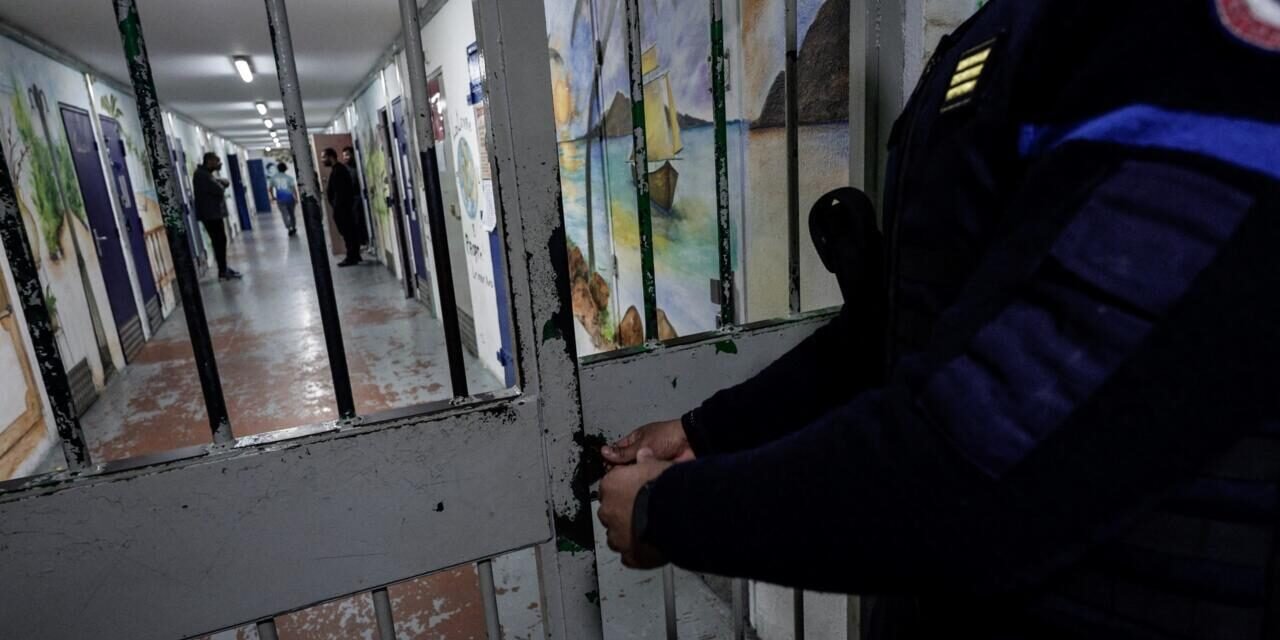 França/Governo amplia tempo de detenção de estrangeiros sem documentos considerados perigosos