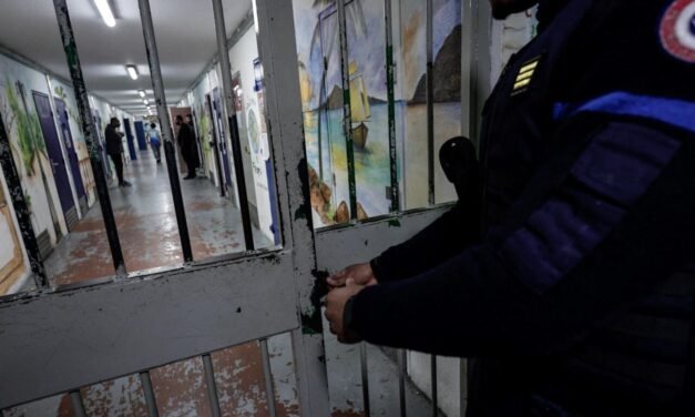 França/Governo amplia tempo de detenção de estrangeiros sem documentos considerados perigosos