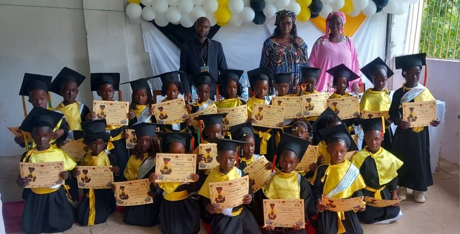 Regiões / Jardim Infantil “Passo a Passo” entrega 26 diplomas ao IV grupo de finalistas