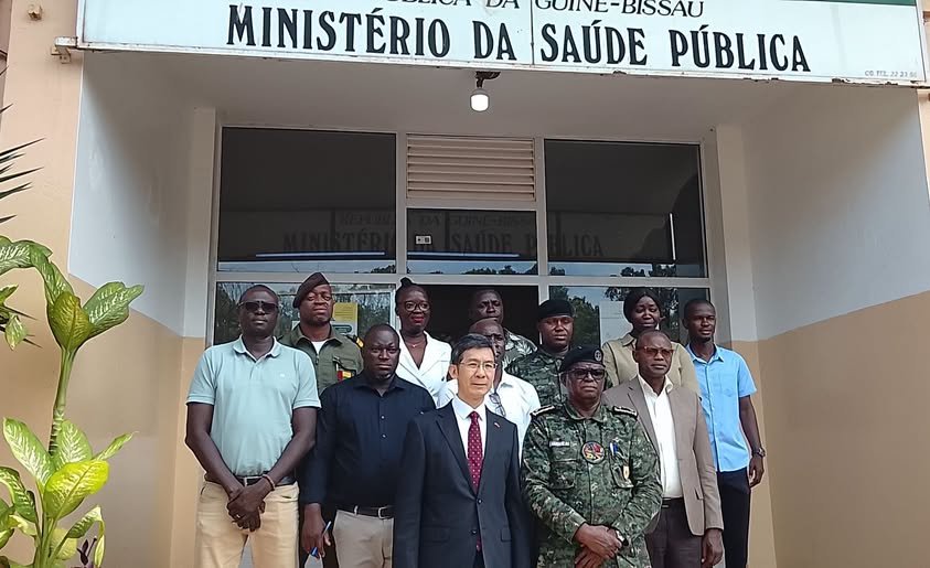 China doa 16 computadores de mesa ao Ministério de Saúde Pública