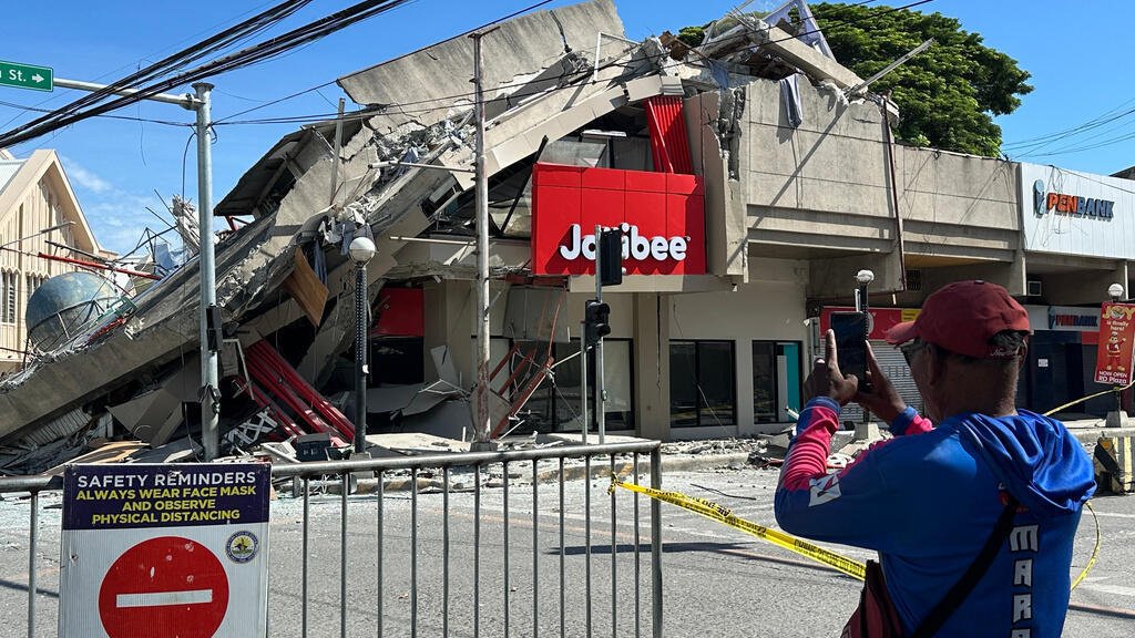 Filipinas/Terramoto de magnitude 7,8 deixa mortos e dezenas de feridos
