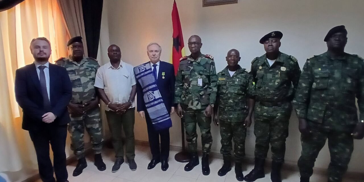 Ministro da Defesa Nacional condecora embaixador da Rússia com medalha de ouro