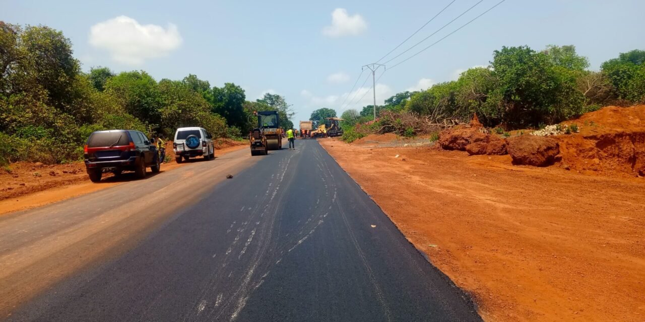 Regiões/”Mais de sete quilómetros da estrada Quinhamel-Piquil já estão alcatroados”, diz Estevão Dias Vaz