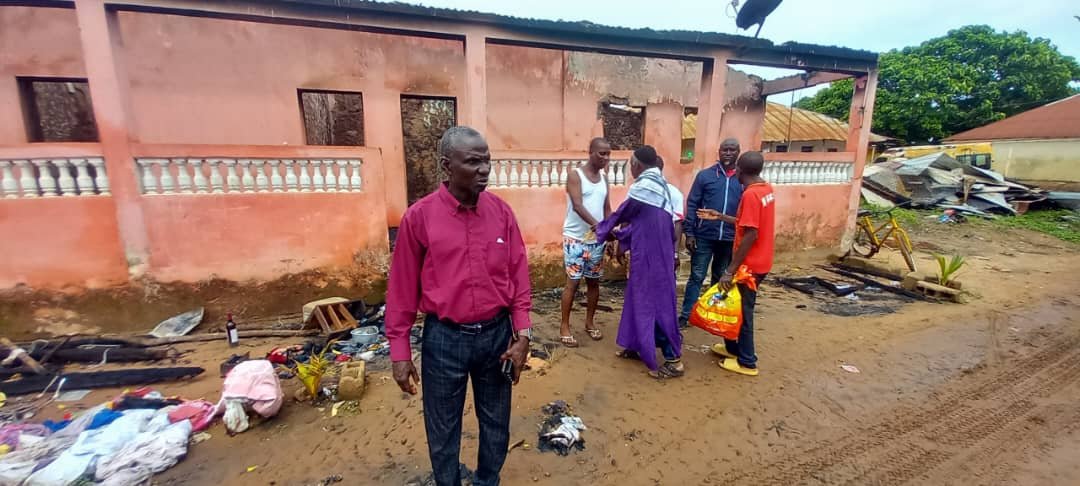 Regiões/Administrador do Setor de Canchungo promete ajuda para vitimas de incêndio de uma residência no bairro de “Catacumba”