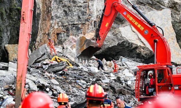 China/Xi pede esforços científicos nas operações de busca e resgate após desabamento de montanha em Chongqing