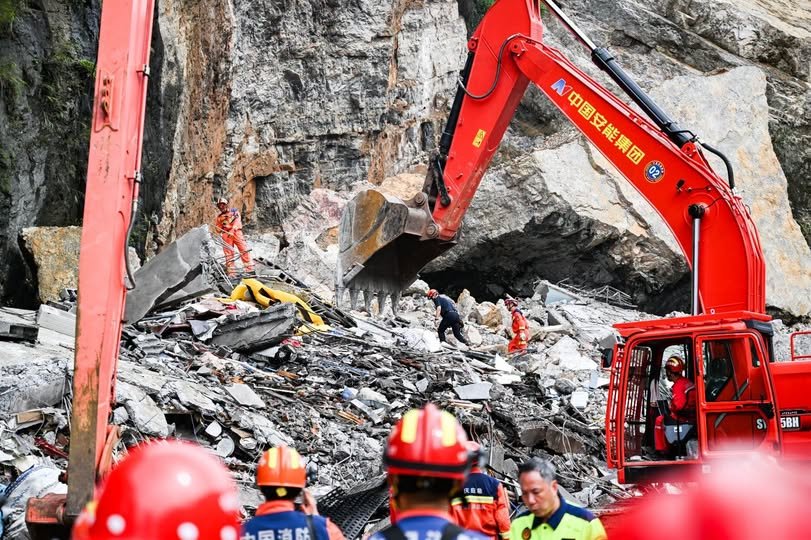 China/Xi pede esforços científicos nas operações de busca e resgate após desabamento de montanha em Chongqing