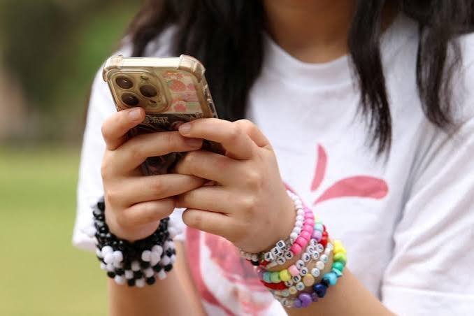 França/ Proibido o acesso às redes sociais a menores de 15 anos