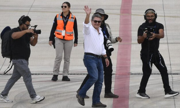 Honduras/Ex-presidente  volta ao país após indulto de Trump