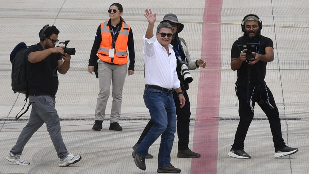 Honduras/Ex-presidente  volta ao país após indulto de Trump