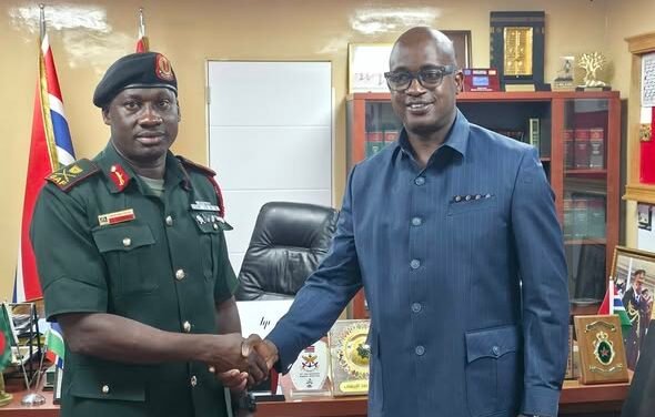 Gâmbia/Novo CEMGFA da Gâmbia recebe embaixador da Guiné-Bissau Luís Camará de Barros