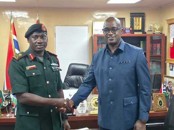 Gâmbia/Novo CEMGFA da Gâmbia recebe embaixador da Guiné-Bissau Luís Camará de Barros