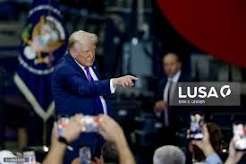 EUA/Antiga congressista em conflito com Trump garante que EUA pode usar arma nuclear