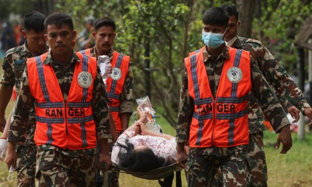 Nepal/ Iniciados enterros coletivos de corpos não identificados e  número de mortos passa de 900