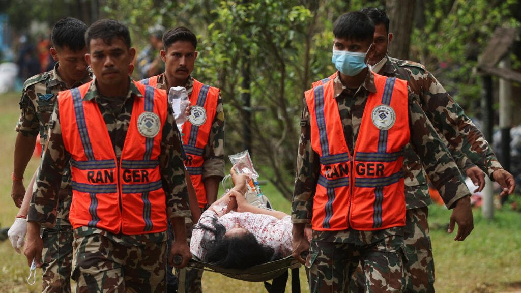 Nepal/ Iniciados enterros coletivos de corpos não identificados e  número de mortos passa de 900