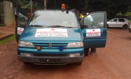 Regiões/Administrador de setor de Prábis doa ambulância ao Hospital de Cumura