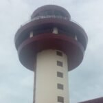 Sociedade/LGDH assinala 35 anos e reafirma compromisso com a defesa dos direitos humanos,  democracia e justiça  Bissau, 12 Ago 26 (ANG) – A Liga Guineense dos Direitos Humanos (LGDH) assinala, esta quarta-feira, o seu 35.º aniversário, reafirmando o compromisso com a defesa dos direitos humanos, da democracia, do Estado de direito, da justiça e  dignidade humana. Numa Declaração Institucional alusiva à data, divulgado na sua página de facebook consultada hoje pela ANG, a organização anunciou a criação da Academia de Direitos Humanos, destinada, particularmente, à jovens ativistas e defensores dos direitos humanos, estudantes universitários e mulheres.  A iniciativa prevê cursos e ações de formação sobre direitos humanos, cidadania, democracia e Estado de direito. A organização anunciou igualmente o lançamento do podcast “Bantaba di Dirítus”, concebido para aproximar os direitos humanos das comunidades e das novas gerações através de uma linguagem simples e acessível. A Liga exigiu a libertação imediata de todos os detidos que diz permanecerem  ilegalmente privados da liberdade, há mais de um ano, alguns sem acusação formal, julgamento ou pleno exercício das garantias do devido processo legal. A LGDH defende que, nos casos em que existam indícios da prática de infrações penais, que os visados sejam  apresentados  à autoridade judicial competente, com pleno respeito pelo direito de defesa, pelo contraditório e por um julgamento justo e imparcial. Fundada a 12 de Agosto de 1991, por iniciativa de um grupo de cidadãos guineenses liderado por Fernando Gomes, a Liga tornou-se uma das instituições pioneiras da sociedade civil da Guiné-Bissau.  Ao longo de três décadas e meia, acompanhou períodos marcados por conflitos político-militares, golpes de Estado, crises institucionais e ruturas da ordem constitucional. No domínio dos direitos económicos, sociais e culturais, a LGDH alerta para as dificuldades persistentes para o acesso à água, saúde, educação, habitação, emprego e outros serviços essenciais.  Segundo dados do Observatório dos Direitos Humanos 2025, 53% das famílias inquiridas vivem em situação de sobrelotação, enquanto apenas 29% dispõem de água canalizada e 51% dependem de poços. Sobre a saúde e educação, a organização relata que 84,5% das mulheres suportam custos associados às consultas pré-natais e que o abandono escolar das raparigas atinge 46,4% no ensino secundário e 45,8% no ensino superior. Sobre o referendo popular relativo à revisão constitucional, a LGDH alerta para a necessidade de respeito pela legalidade vigente.  A organização refere que a Lei n.º 12/2026, de 16 de Junho, proíbe a convocação e realização de referendos entre a data da marcação e a realização de eleições para os órgãos de soberania ou do poder local. Tendo em conta que as eleições presidenciais e legislativas estão marcadas para 6 de Dezembro de 2026, a Liga considera que a realização do referendo durante este período confronta-se com uma proibição legal expressa. A LGDH ainda manifesta  preocupação com a supressão, no texto constitucional revisto, do mecanismo de fiscalização da constitucionalidade, considerando-o uma garantia essencial da supremacia da Constituição e da proteção dos cidadãos contra o exercício arbitrário do poder. Perante a situação atual do país, a organização apela ao restabelecimento da normalidade constitucional através da realização de eleições livres, justas, inclusivas, transparentes e credíveis, defendendo o diálogo como instrumento para a superação da crise e rejeitando a violência, o discurso de ódio e a intolerância. No âmbito das celebrações dos seus 35 anos de exustência, a LGDH presta homenagem aos seus fundadores, antigos e atuais dirigentes, colaboradores, ativistas e parceiros nacionais e internacionais que contribuíram para a sua trajectória, e reafirma a determinação de continuar a defender os direitos humanos, a Constituição,  democracia e o Estado de direito, visando uma “Guiné-Bissau mais livre, justa, democrática, pacífica e inclusiva”. ANG/LPG/ÂC//SG