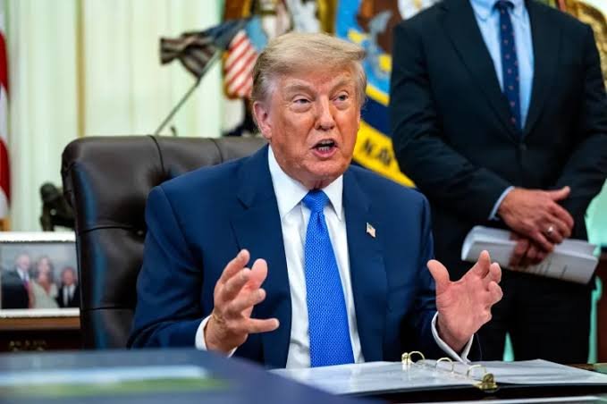 EUA/Trump ameaça bombardear Omã se país se entender com Teerão sobre estreito de Ormuz