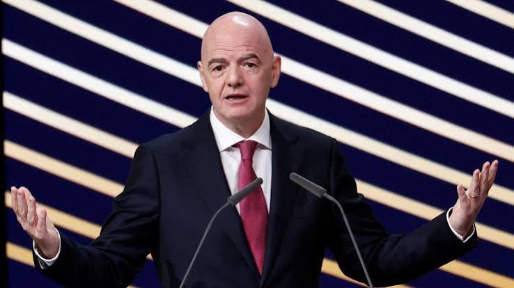 Suíça/FIFA tenta abafar crise reconhecendo erros, mas não convence a imprensa europeia