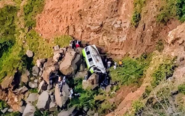 Cabo Verde/Ônibus cai em desfiladeiro matando pelo menos 25 pessoas